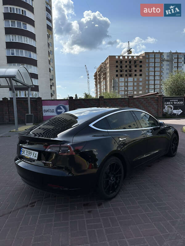Седан Tesla Model 3 2018 в Ровно