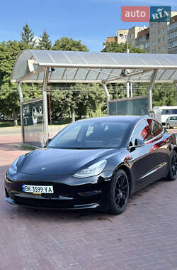 Седан Tesla Model 3 2018 в Ровно