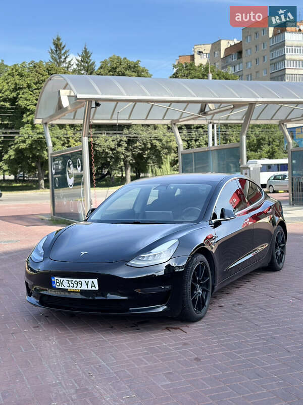 Седан Tesla Model 3 2018 в Ровно