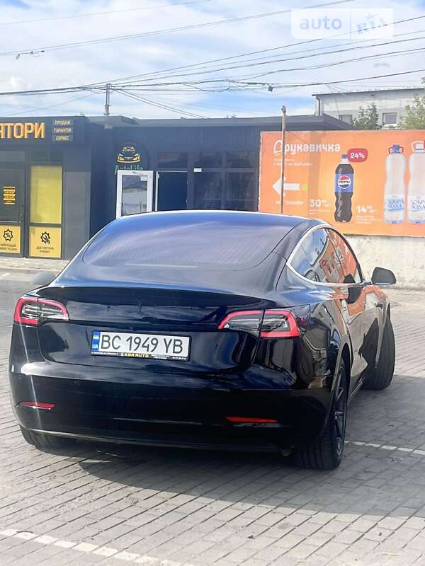 Седан Tesla Model 3 2018 в Шептицькому