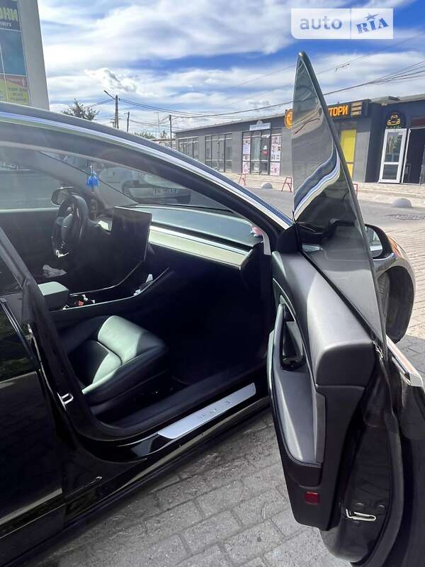 Седан Tesla Model 3 2018 в Шептицькому