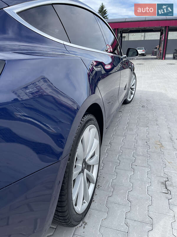 Седан Tesla Model 3 2018 в Львові