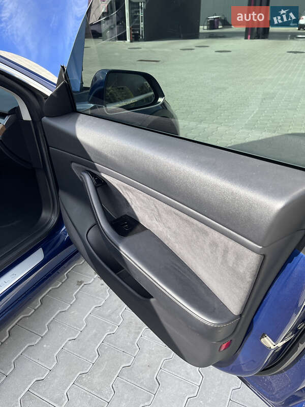 Седан Tesla Model 3 2018 в Львові