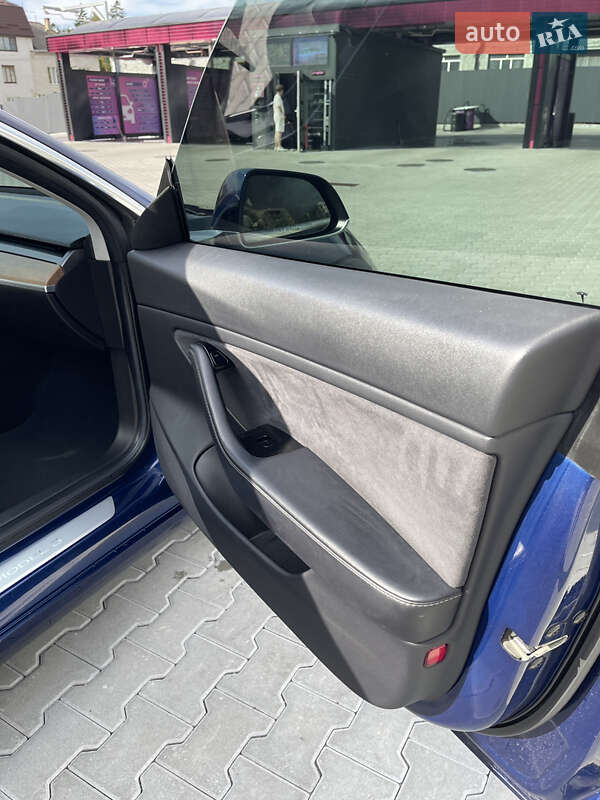 Седан Tesla Model 3 2018 в Львові