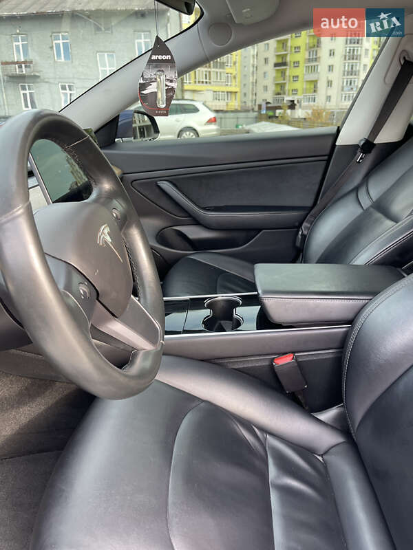 Седан Tesla Model 3 2018 в Львові