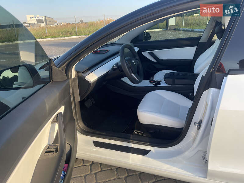 Седан Tesla Model 3 2019 в Львове