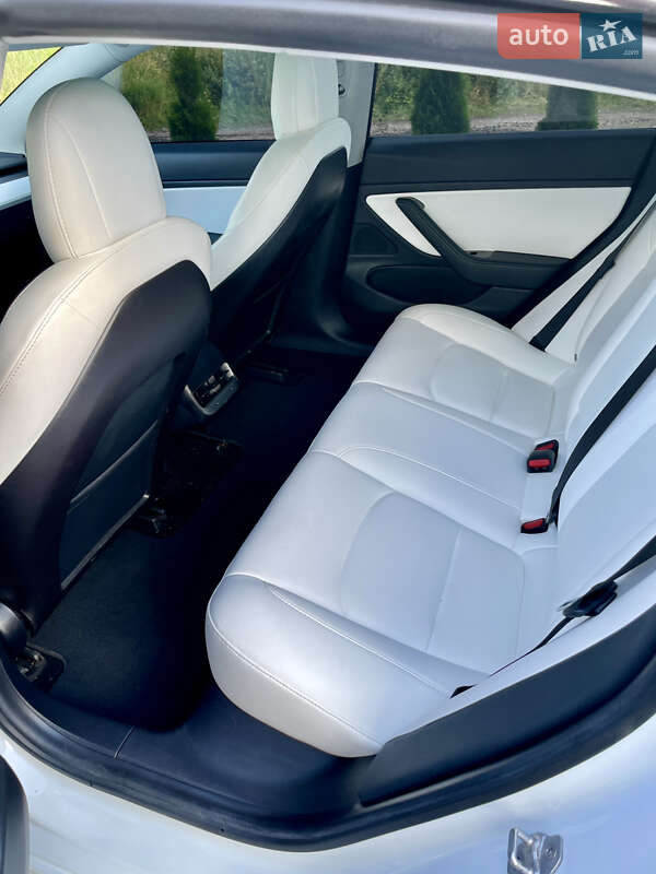 Седан Tesla Model 3 2020 в Самборе
