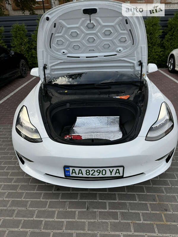 Седан Tesla Model 3 2018 в Черкасах