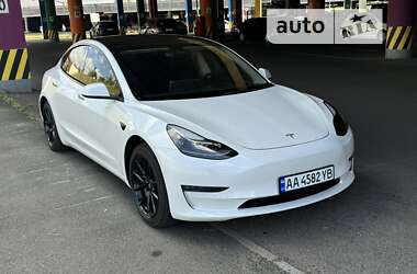 Седан Tesla Model 3 2022 в Киеве