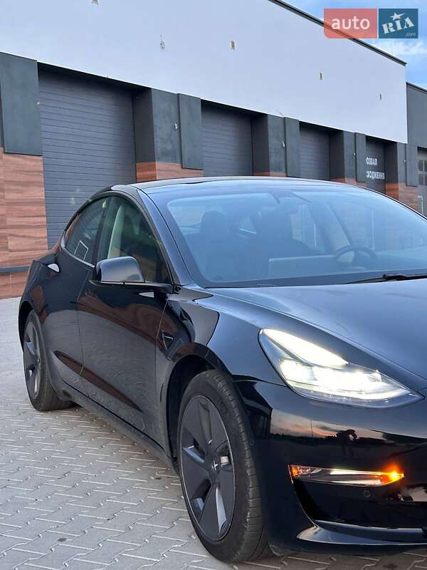 Седан Tesla Model 3 2021 в Львове
