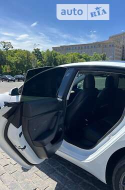 Седан Tesla Model 3 2021 в 