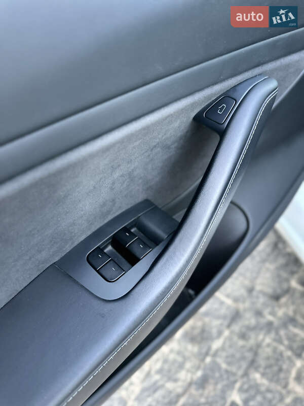 Седан Tesla Model 3 2020 в Києві