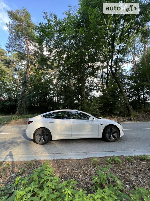 Седан Tesla Model 3 2020 в Львове