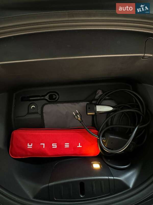Седан Tesla Model 3 2019 в Киеве