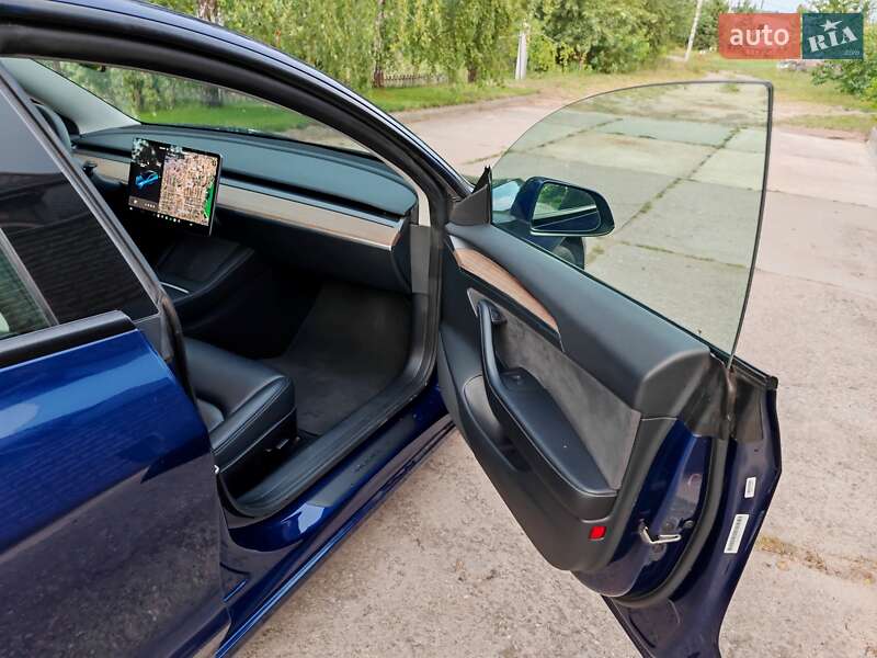 Седан Tesla Model 3 2023 в Золотоноше