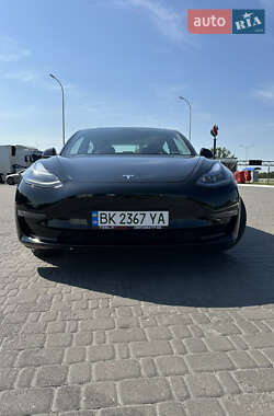 Седан Tesla Model 3 2022 в 