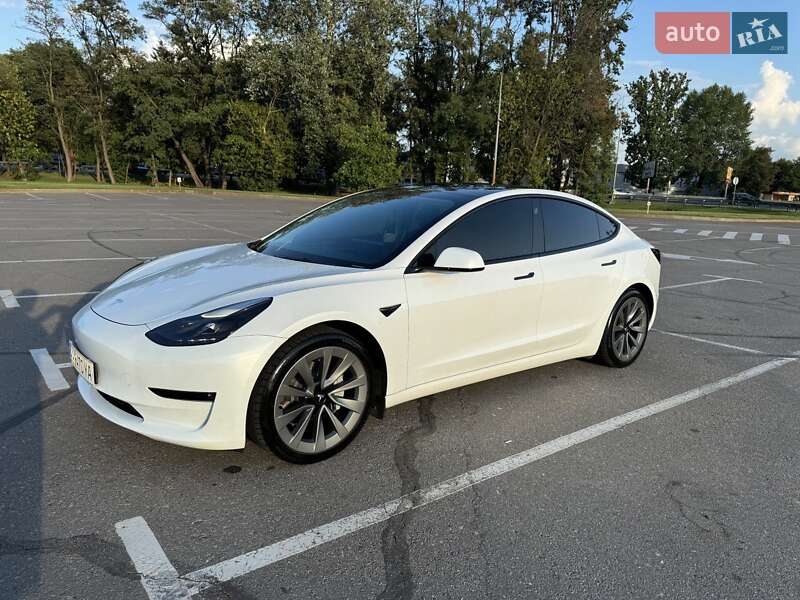 Седан Tesla Model 3 2021 в Киеве