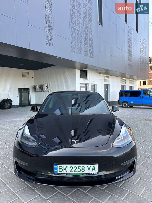 Седан Tesla Model 3 2022 в Рівному