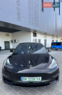 Седан Tesla Model 3 2022 в 
