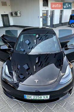 Седан Tesla Model 3 2022 в Ровно