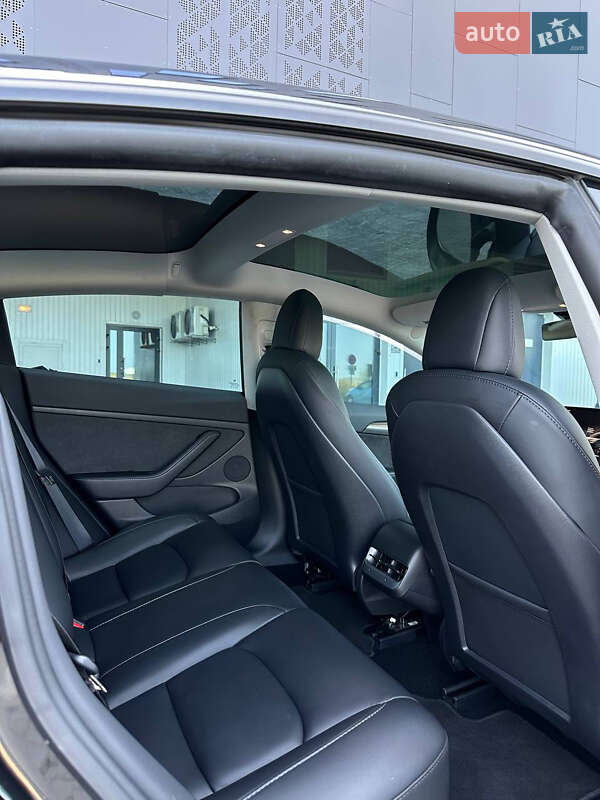 Седан Tesla Model 3 2022 в Рівному