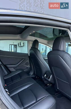 Седан Tesla Model 3 2022 в 