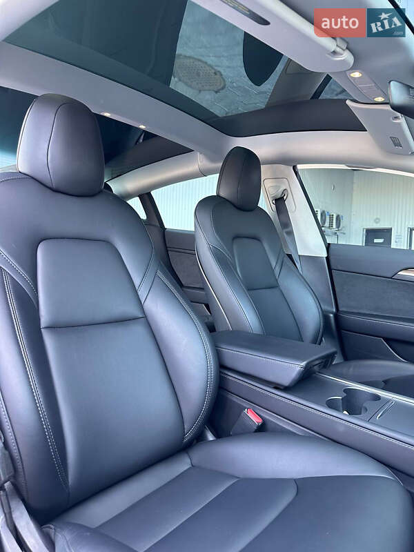 Седан Tesla Model 3 2022 в Рівному