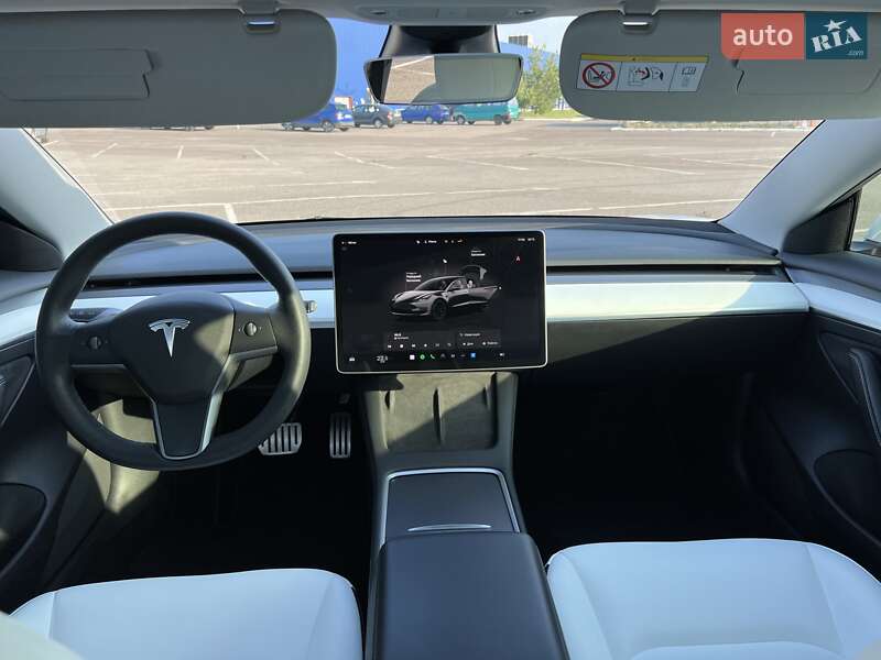 Седан Tesla Model 3 2022 в Ровно