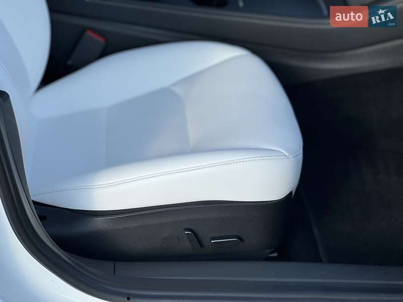 Седан Tesla Model 3 2022 в Ровно