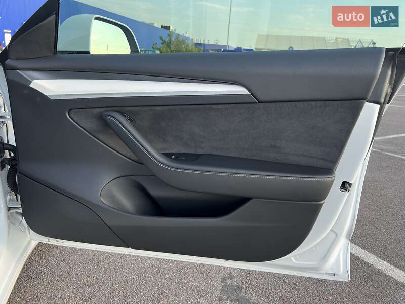 Седан Tesla Model 3 2022 в Ровно