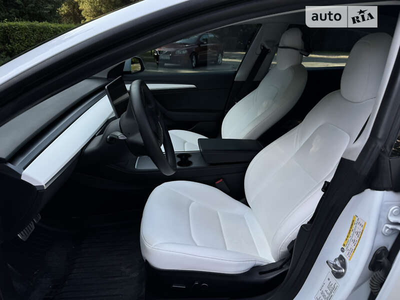 Седан Tesla Model 3 2022 в Львове