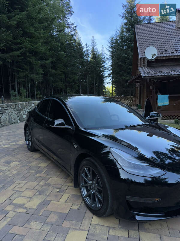Седан Tesla Model 3 2019 в Глибокій