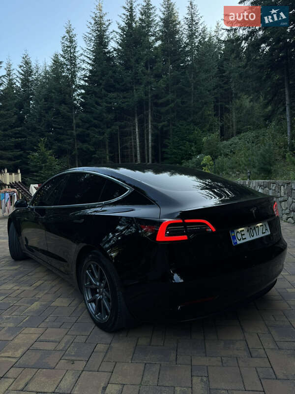 Седан Tesla Model 3 2019 в Глибокій