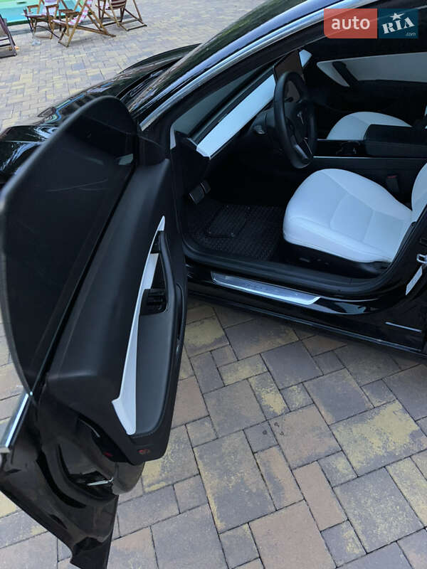 Седан Tesla Model 3 2019 в Глибокій