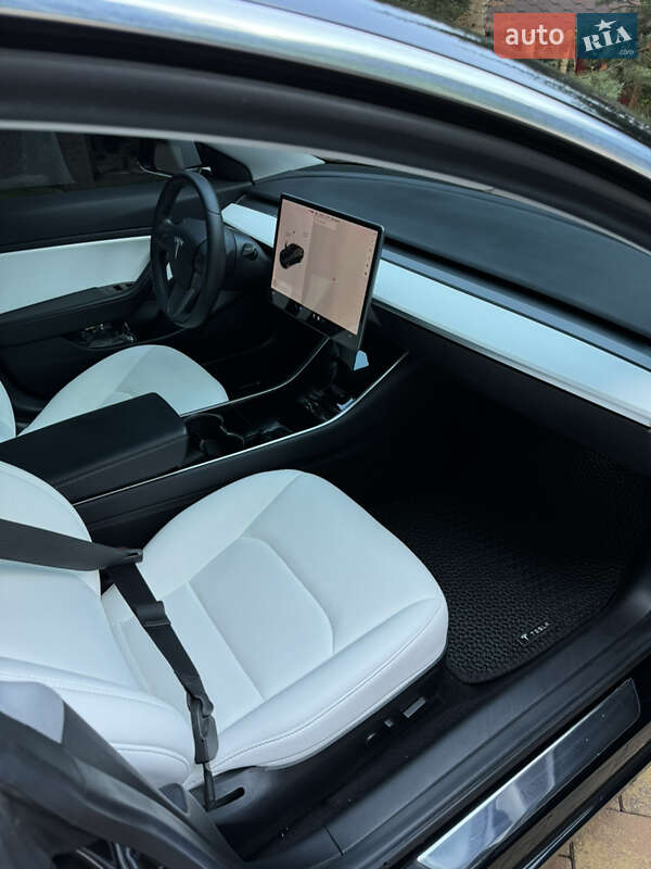 Седан Tesla Model 3 2019 в Глибокій