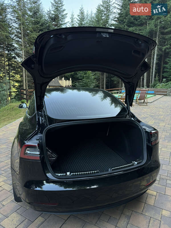 Седан Tesla Model 3 2019 в Глибокій
