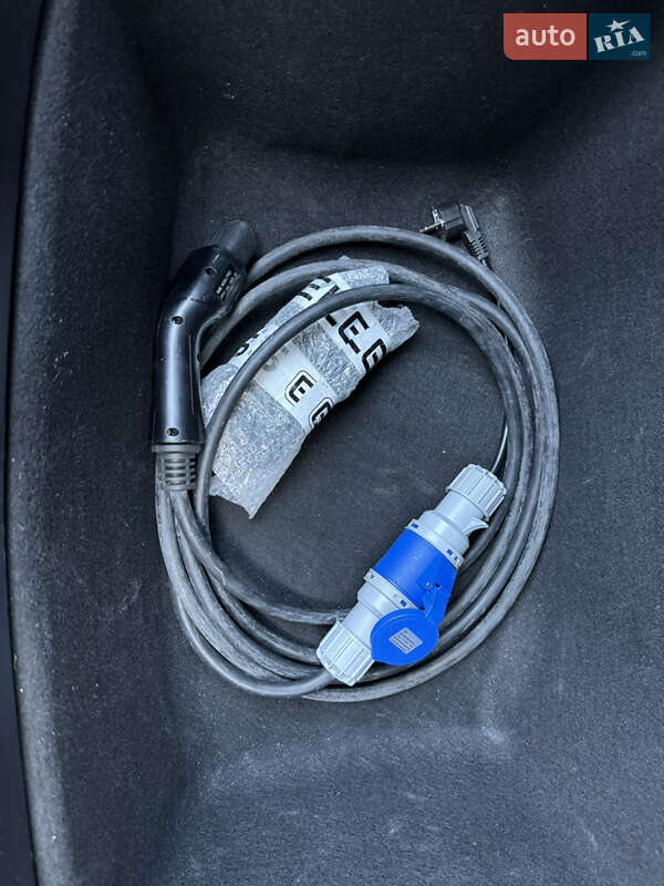 Седан Tesla Model 3 2019 в Глибокій