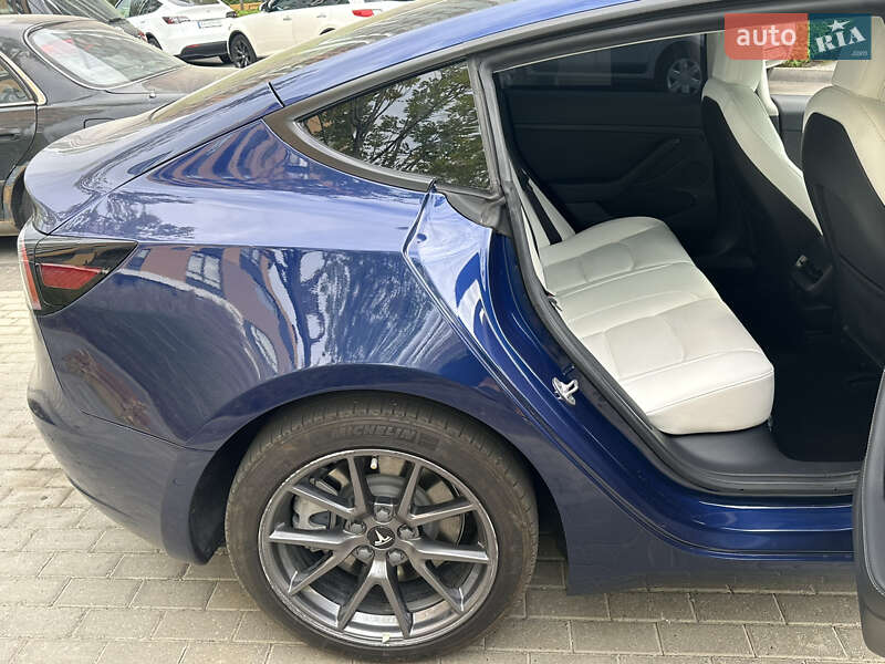Седан Tesla Model 3 2022 в Киеве