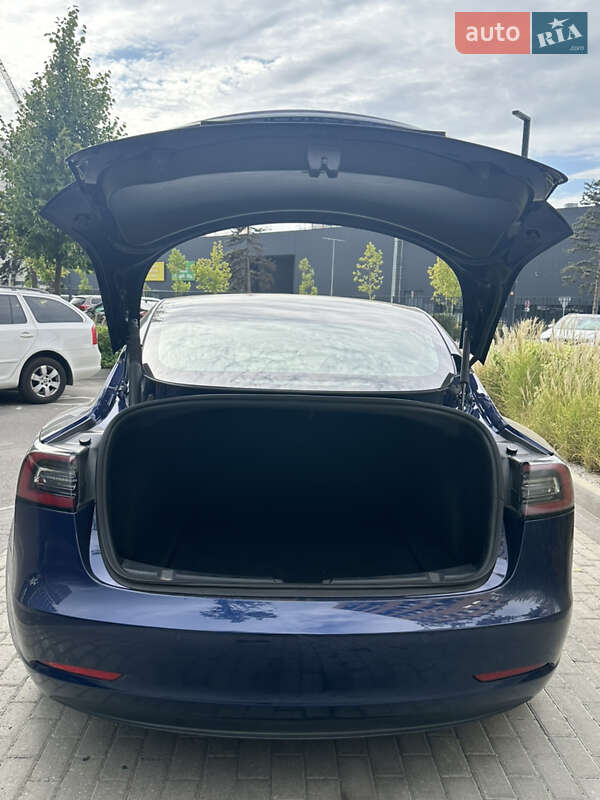 Седан Tesla Model 3 2022 в Киеве