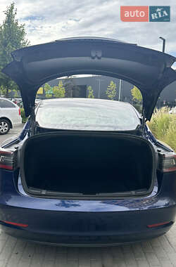 Седан Tesla Model 3 2022 в 