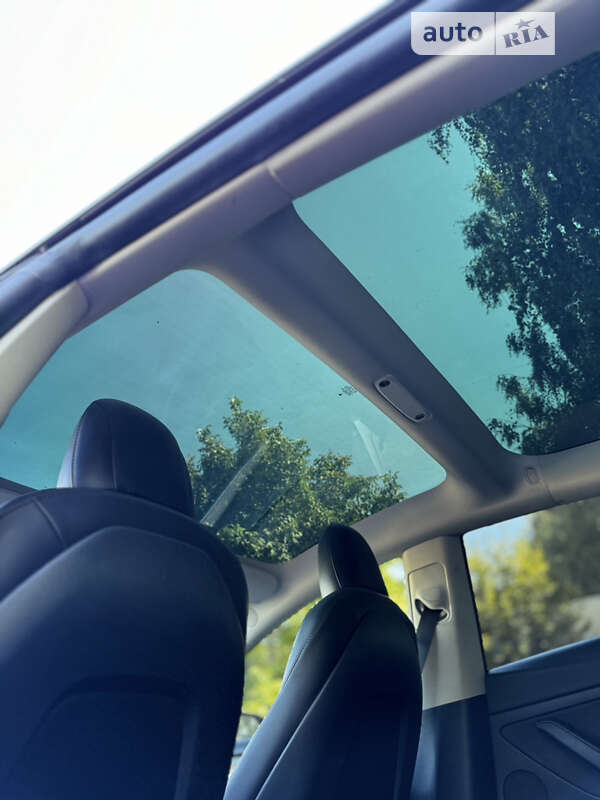 Седан Tesla Model 3 2022 в Черновцах
