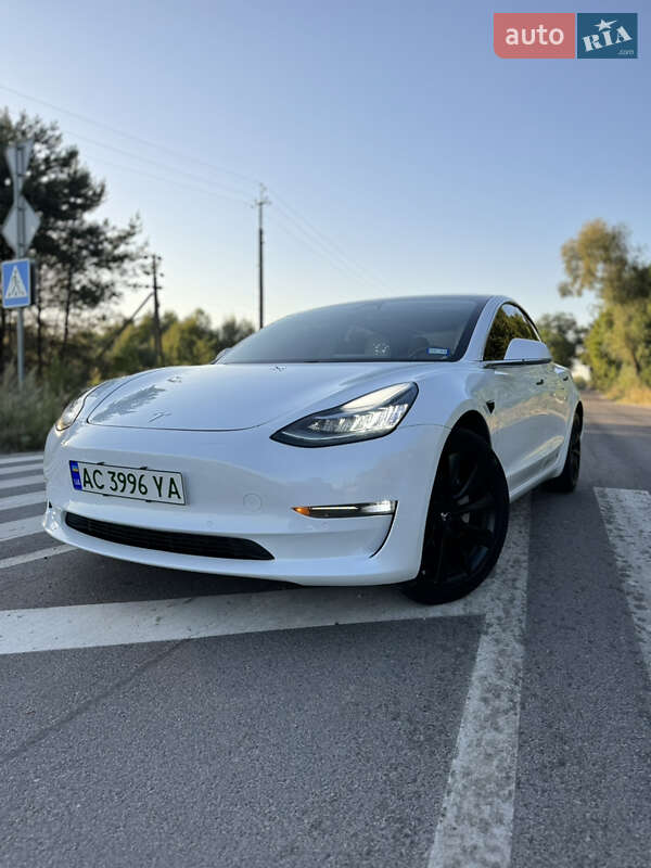 Седан Tesla Model 3 2019 в Володимирі