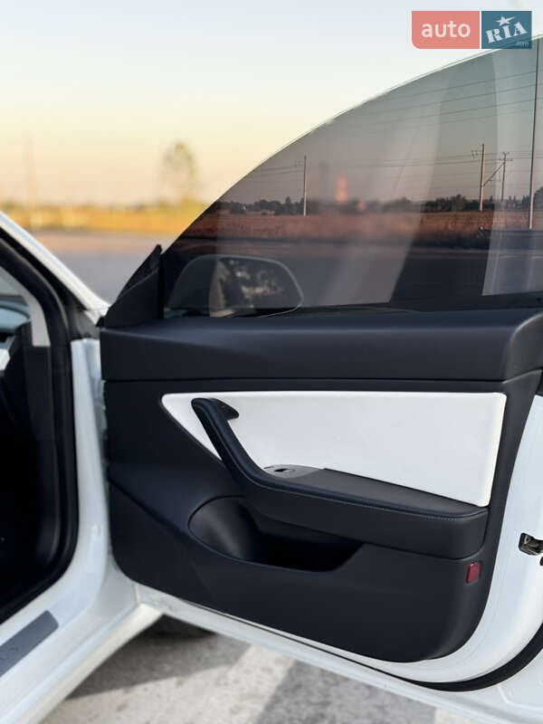 Седан Tesla Model 3 2019 в Володимирі