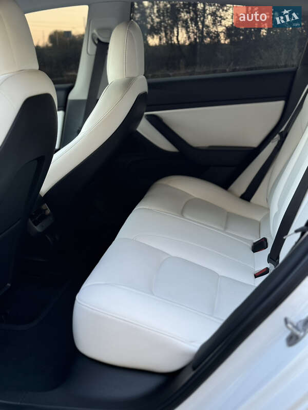 Седан Tesla Model 3 2019 в Володимирі