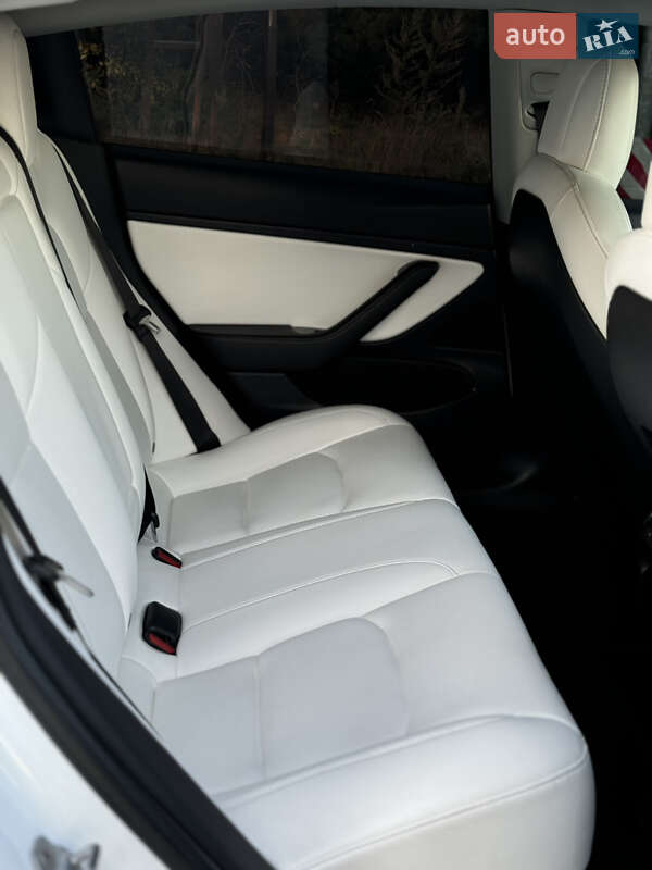 Седан Tesla Model 3 2019 в Володимирі