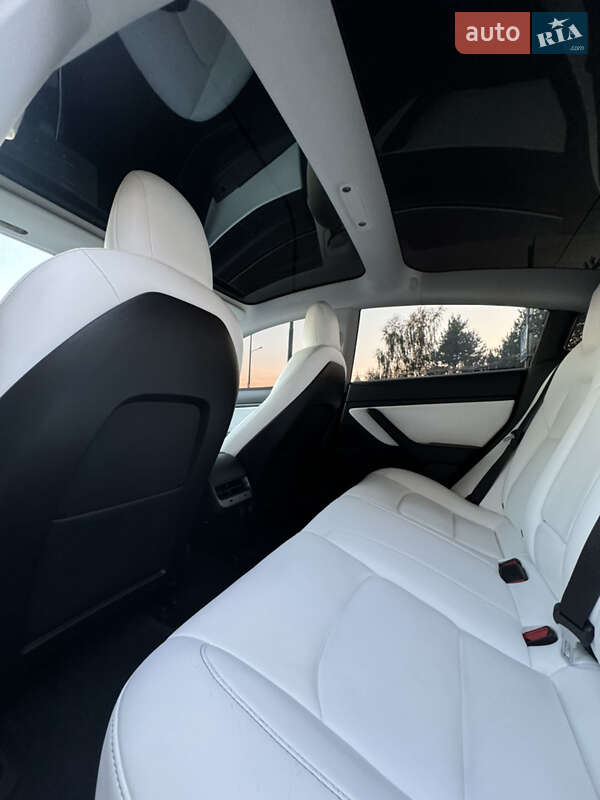 Седан Tesla Model 3 2019 в Володимирі