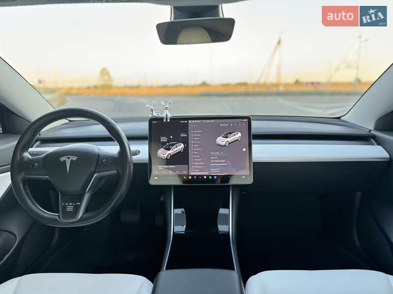 Седан Tesla Model 3 2019 в Володимирі