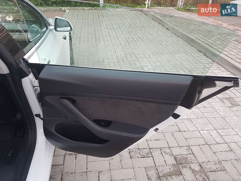Седан Tesla Model 3 2020 в Самборе