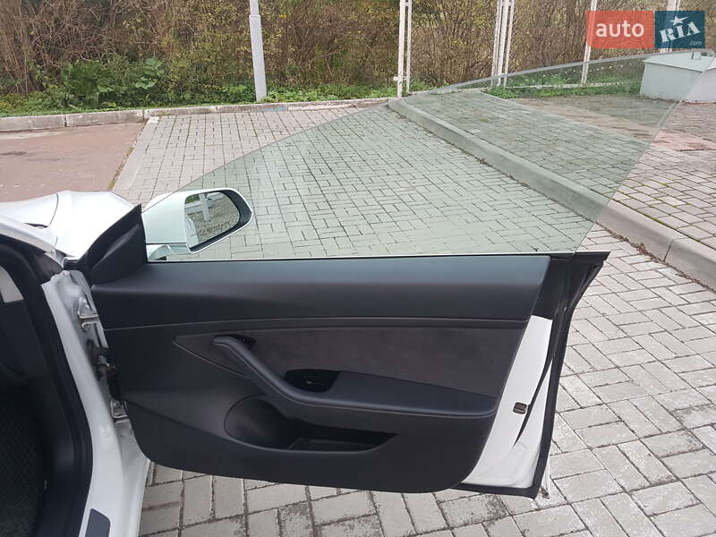 Седан Tesla Model 3 2020 в Самборе