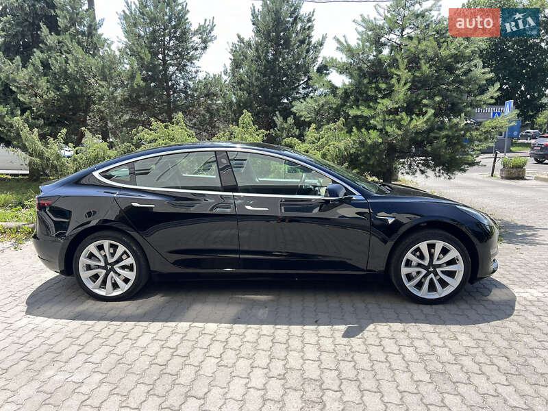Седан Tesla Model 3 2020 в Івано-Франківську